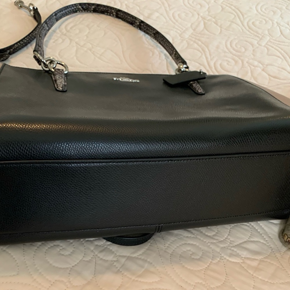 AUTHENTIC- COACH Christie Cross Grain Leather Carryall in Black and Taupe. - Picture 6 of 8